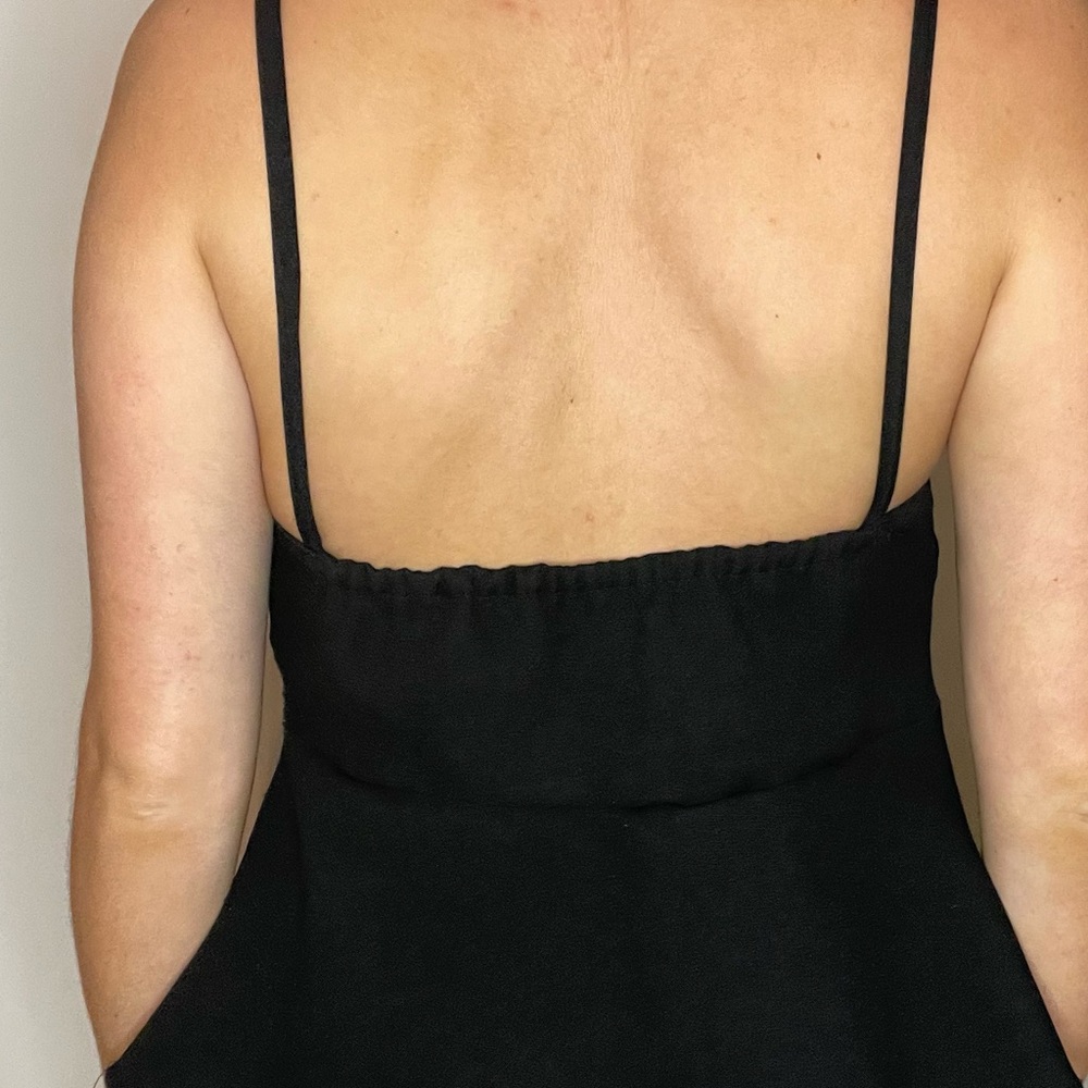 Cute basic black strapped top - Picture 2 of 3